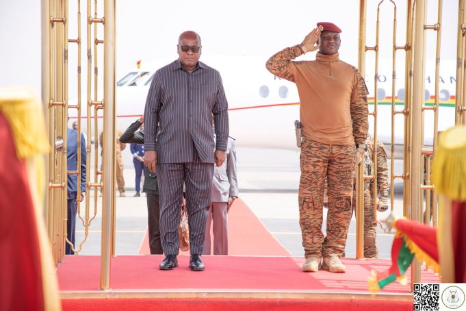 Le président John Dramani Mahama en visite à Ouagadougou