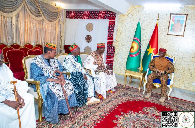 Burkina: des dépositaires de la tradition parlent de paix avec le président Traoré