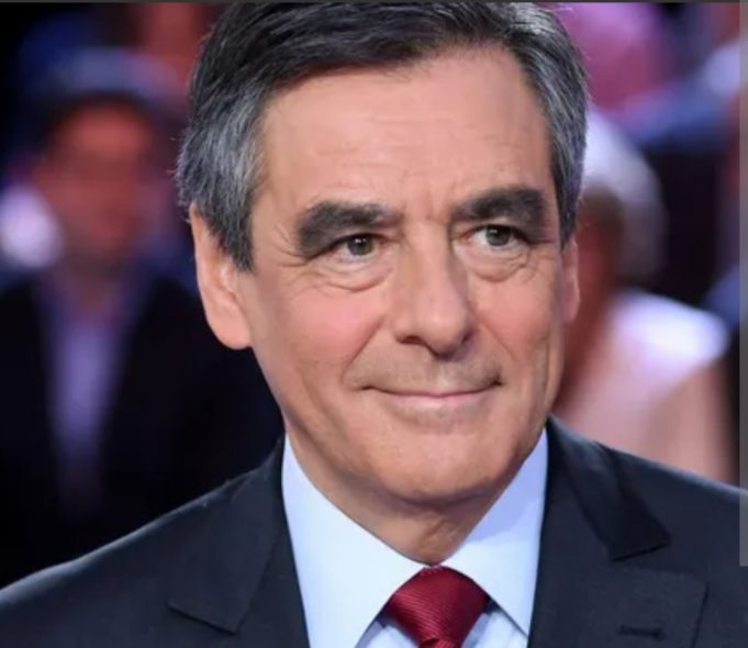 France/Affaire emplois fictifs: 4 ans de prison avec sursis requis contre François Fillon