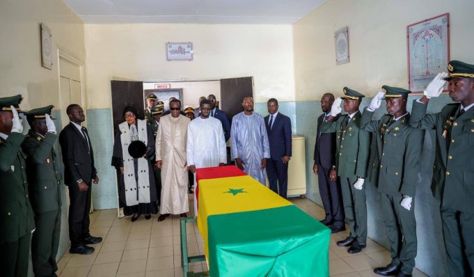 Sénégal: le président Faye aux côtés de la famille de Mamadou Badio Camara