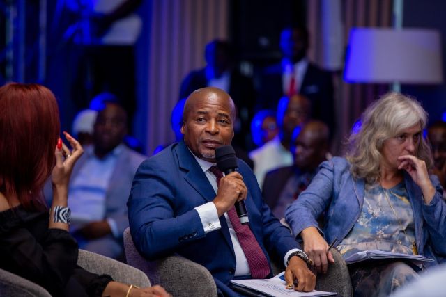 L directeur général de Standard Chartered Bank Cote d'Ivoire, John Mokom