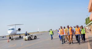 Aéroport International de Ouagadougou: le ministre Emile ZERBO encourage le personnel de la RACGAE