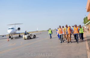 Aéroport International de Ouagadougou: le ministre Emile ZERBO encourage le personnel de la RACGAE