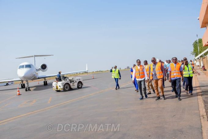 Aéroport International de Ouagadougou: le ministre Emile ZERBO encourage le personnel de la RACGAE