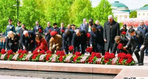 80e anniversaire de la Grande Victoire des Russes: le Capitaine Traoré dépose une gerbe de fleurs sur « La tombe du soldat inconnu »