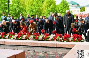 80e anniversaire de la Grande Victoire des Russes: le Capitaine Traoré dépose une gerbe de fleurs sur « La tombe du soldat inconnu »