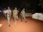 Ouagadougou: les policiers en opération nocturne dans les cimetières