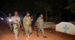 Ouagadougou: les policiers en opération nocturne dans les cimetières