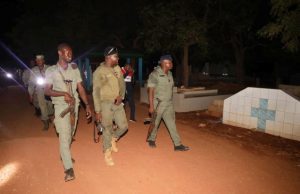 Ouagadougou: les policiers en opération nocturne dans les cimetières