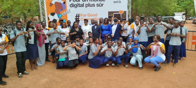 Photo de famille prise à la fin du lancement de la campgne
