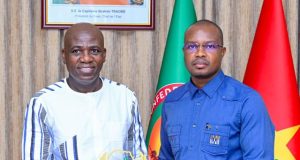 Recherche scientifique: le Pr Halidou Tinto présente son Prix d’excellence au Premier ministre burkinabè