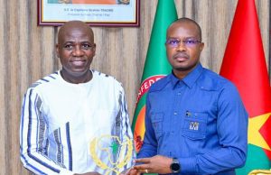 Recherche scientifique: le Pr Halidou Tinto présente son Prix d’excellence au Premier ministre burkinabè