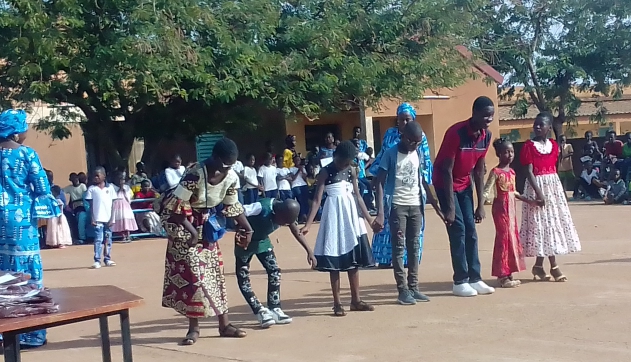 Ouagadougou: l’APEE clôture ses activités scolaires et récompense ses meilleurs élèves