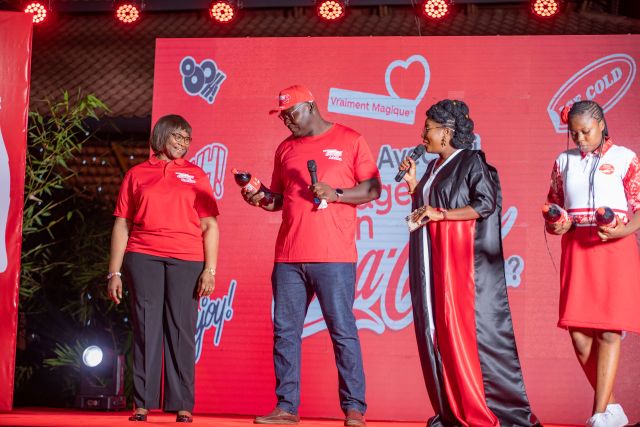 Des bouteilles Coca-Cola personnalisées dévoilées face au public lors du lancement de la campagne