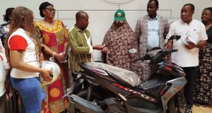 LONAB: une ménagère gagne une moto scooter à la Tombola Minute Plus