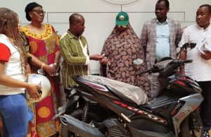 LONAB: une ménagère gagne une moto scooter à la Tombola Minute Plus