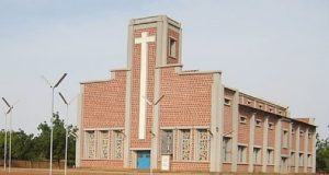 Burkina: accusé d’ « escroquerie en bande organisée », l’Evêque de Koudougou réagit