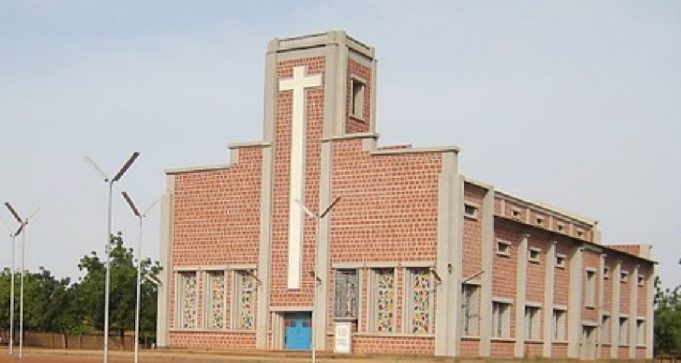 Burkina: accusé d’ « escroquerie en bande organisée », l’Evêque de Koudougou réagit