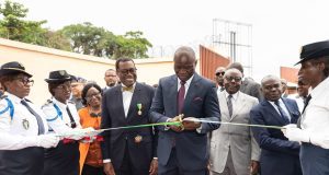 Le président gabonais Brice Clotaire Oligui Nguema et Akinwumi Adesina inaugurent une station de pompage