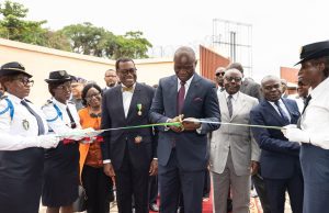Le président gabonais Brice Clotaire Oligui Nguema et Akinwumi Adesina inaugurent une station de pompage