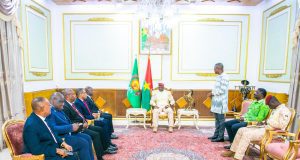 Le Capitaine Ibrahim Traoré échange avec un Envoyé spécial du Président de l’Union africaine