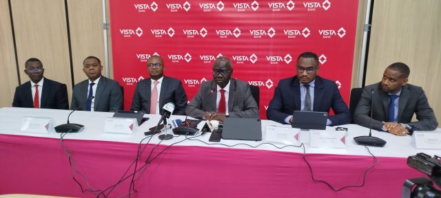 Les conférenciers sur le rachat de la Société Générale par le Groupe Vista Bank