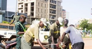 Ouagadougou: la Police municipale s’attaque au lavage illégal d’engins sur la voie publique