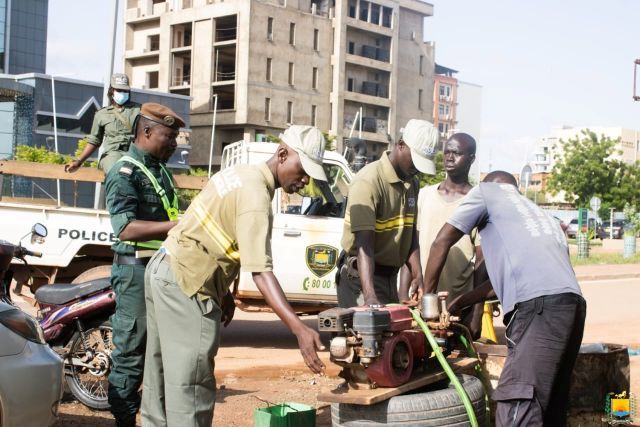 Ouagadougou: la Police municipale s’attaque au lavage illégal d’engins sur la voie publique