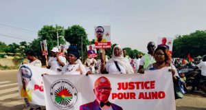 Décès de Alino Faso: des Burkinabè expriment leur mécontentement devant l’ambassade ivoirienne à Ouagadougou