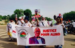 Décès de Alino Faso: des Burkinabè expriment leur mécontentement devant l’ambassade ivoirienne à Ouagadougou