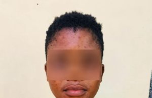Une femme arrêtée pour avoir poignardé son ex-petit ami et brûlé ses affaires