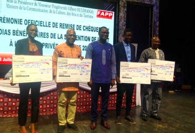 Des bénéficiaires avec le ministre en charge de la communication