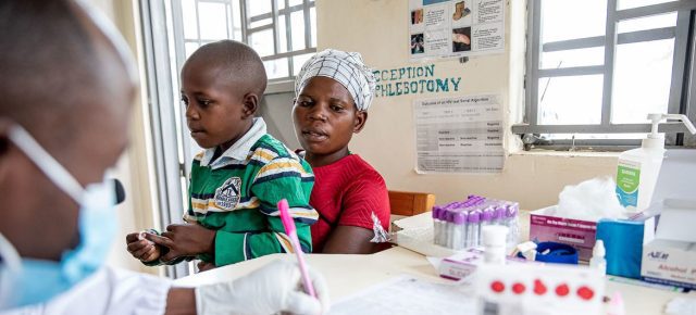 © UNICEF/Karin Schermbrucke Une mère et son fils de neuf ans, tous deux séropositifs, se rendent dans un dispensaire à Mubende, en Ouganda.