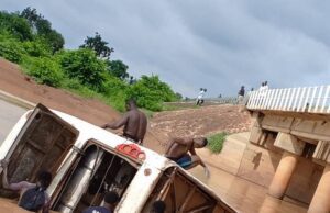 Burkina: un car termine sa course sous un pont et cause au moins deux décès