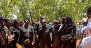 A Ouagadougou, des larmes accompagnent Alino Faso à sa dernière demeure