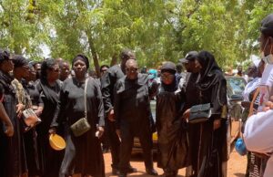 A Ouagadougou, des larmes accompagnent Alino Faso à sa dernière demeure