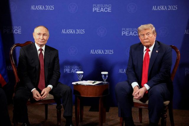 Les présidents Vladimir Poutine et Donald Trump au sommet de l'Alaska