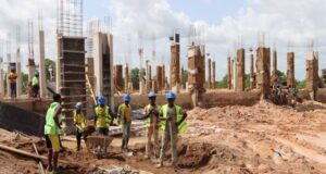 Burkina: des entreprises sommées d’accélérer les travaux de construction d’un hôpital à Pô et d’un amphi à Manga