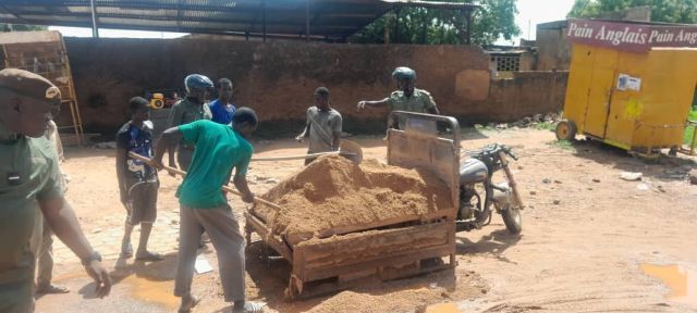 Ouagadougou: attention au ramassage du sable dans les rues!