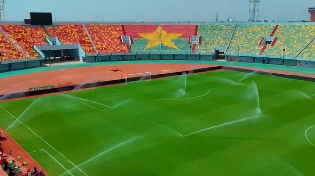 Une vue des gradins du Stade du 4 août