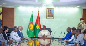 Burkina: le président Traoré félicite et encourage l’équipe de la 1re transplantation rénale