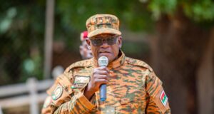 Burkina: le Ministre de la Défense invite les campeurs au respect des symboles de l’État