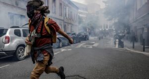 France: courses poursuites entre forces de l’ordre et manifestants, plus de 400 arrestations