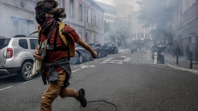 France: courses poursuites entre forces de l’ordre et manifestants, plus de 400 arrestations