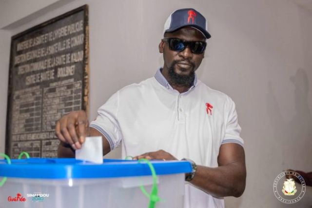 Le général Mamadi Doumbouya votant en toute décontraction