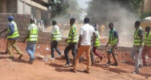 Ouagadougou: démolition d’un mur en matériaux définitifs érigé illicitement sur la rue de la Justice