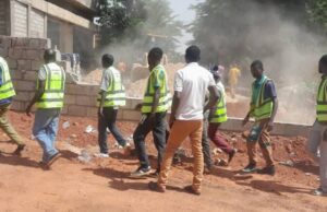 Ouagadougou: démolition d’un mur en matériaux définitifs érigé illicitement sur la rue de la Justice