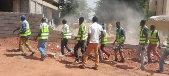 Ouagadougou: démolition d’un mur en matériaux définitifs érigé illicitement sur la rue de la Justice