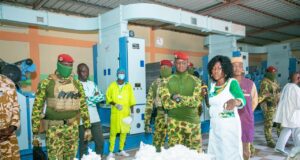 Burkina: le Capitaine Ibrahim Traoré encourage la promotrice de la SO.FA.CO-B