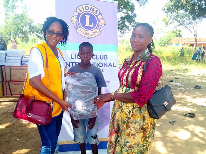 Burkina: les Lions de Koubri Platinum vont à l’école avec les enfants de Kouba